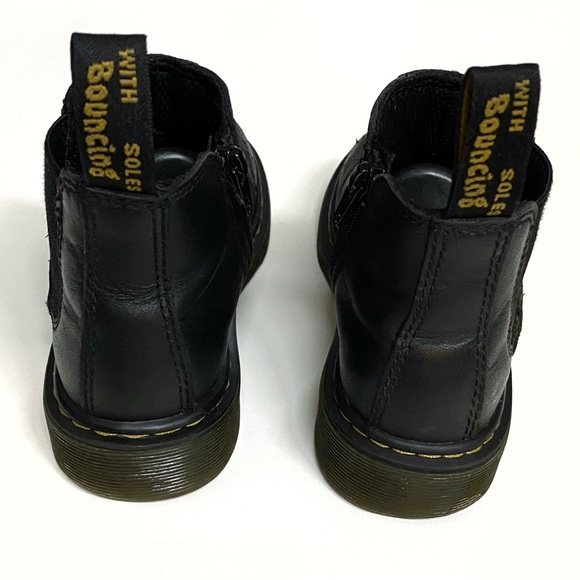 DR. MARTENS JUNIOR 2976 BLACK SOFTY T LEATHER CHELSEA ANKLE BOOTS stretchy side - Picture 5 of 11